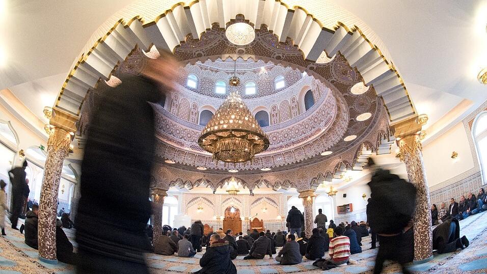 In München soll ein Zentrum für Islam entstehen. Die Kosten sind mit 20 bis 30 Millionen Euro veranschlagt, einen Großteil davon wollen die Vereinigten Arabischen Emirate übernehmen. In München soll ein Zentrum für Islam entstehen. Die Kosten sind mit 20 bis 30 Millionen Euro veranschlagt, einen Großteil davon wollen die Vereinigten Arabischen Emirate übernehmen.