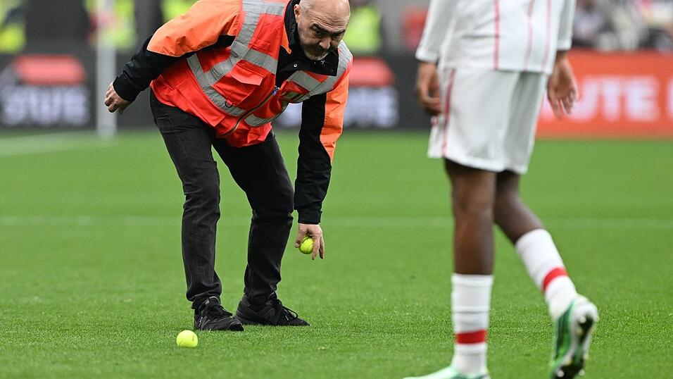 Weil Freiburger Fans Tennisbälle auf den Platz warfen musste das Spiel in Leverkusen für einige Minuten unterbrochen werden. Weil Freiburger Fans Tennisbälle auf den Platz warfen musste das Spiel in Leverkusen für einige Minuten unterbrochen werden.