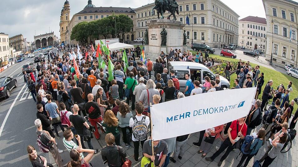 Viele Menschen demonstrieren gegen das neue Polizeiaufgabengesetz Viele Menschen demonstrieren gegen das neue Polizeiaufgabengesetz
