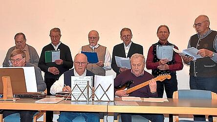Der Sandsbacher M&auml;nnerchor mit seinem Leiter Max Schmalhofer (sitzend in der Mitte) gestaltete das Adventssingen.