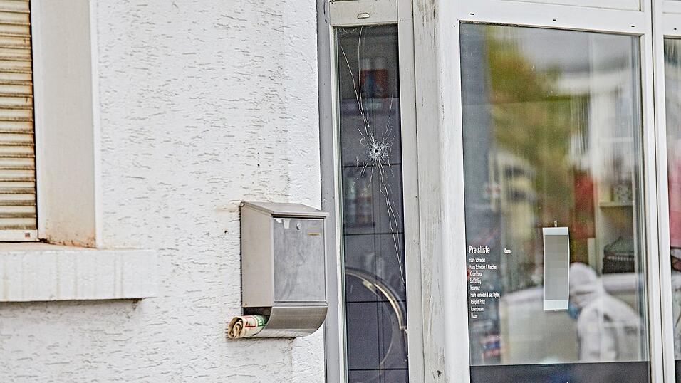 Mehrere Schüsse auf ein Gebäude beschäftigen die Polizei. Mehrere Schüsse auf ein Gebäude beschäftigen die Polizei.