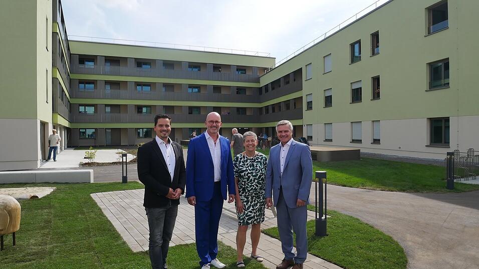 AWO-Landshut-Gesch&auml;ftsf&uuml;hrer Philipp Buchta (v.l.), B&uuml;rgermeister Andreas Strau&szlig;, Doris Reuschl vom Sachgebiet Wohnungswesen des Bezirks und Landrat Peter Dreier bei der Einweihungsfeier.