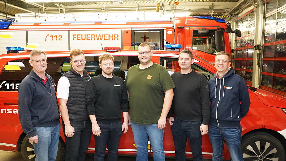 Florian Aigner (3. v. r.) wird zum Jahresende sein Amt als Jugendwart abgeben. Nachfolgen wird ihn Oliver Haselbeck (3. v. l.) mit seinem Stellvertreter Benedikt Schobner (2. v. l.). Gemeinsam mit Christian Wieser (l.) und den stellvertretenden Kommandanten Manuel Aum&uuml;ller (2. v. r.) und Achim Sturm (r.) hielten sie R&uuml;ckschau.