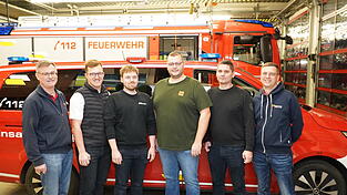 Florian Aigner (3. v. r.) wird zum Jahresende sein Amt als Jugendwart abgeben. Nachfolgen wird ihn Oliver Haselbeck (3. v. l.) mit seinem Stellvertreter Benedikt Schobner (2. v. l.). Gemeinsam mit Christian Wieser (l.) und den stellvertretenden Kommandanten Manuel Aum&uuml;ller (2. v. r.) und Achim Sturm (r.) hielten sie R&uuml;ckschau.