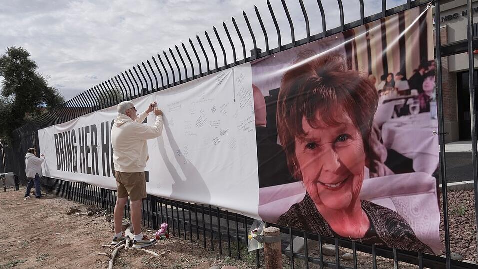 Mit Plakaten versuchen Anwohner die Suche nach der verschwundenen Seniorin Nancy Guthrie in Tuscon, Arizona, zu unterst&uuml;tzen.