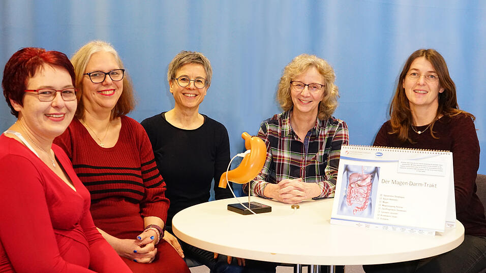 Chef&auml;rztin Annette Buchert (Zweite von rechts) steht mit Ern&auml;hrungsberaterin Elisabeth Mehler (Mitte) und Diplom-Psychologin Katrin Kani&szlig; (rechts) ab 29. Juni wieder jeden letzten Montag im Monat im Rahmen des MMK zur Verf&uuml;gung. Auch die Selbsthilfegruppe unter der Leitung von Martina Ender und Beatrix Limmer plant eine Wiederaufnahme ihrer Treffen.
