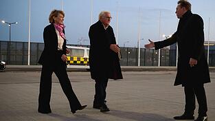 Steinmeier brach am frühen Morgen nach China auf. Steinmeier brach am frühen Morgen nach China auf.