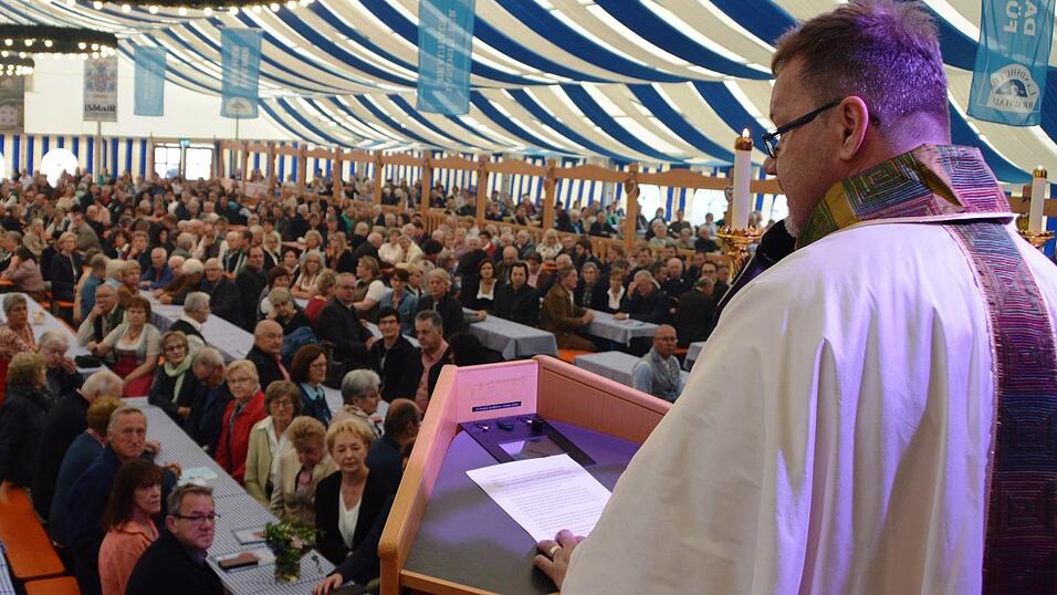 Pfarrer H&ouml;llm&uuml;ller zelebrierte den Gottesdienst im Festzelt vor zahlreichen Gl&auml;ubigen.