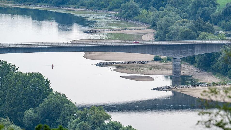 Der niedrige Wasserstand der Donau legt Sandbänke frei. Der niedrige Wasserstand der Donau legt Sandbänke frei.