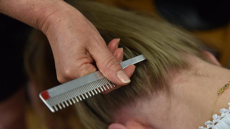 Jetzt geht es kopfüber: Am Hinterkopf einen finalen französischen Zopf bis zum Pferdeschwanz hochflechten. Jetzt geht es kopfüber: Am Hinterkopf einen finalen französischen Zopf bis zum Pferdeschwanz hochflechten.