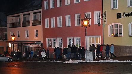 Über den Marktplatz zogen die Spaziergänger zurück zum Ausgangspunkt bei der Festhalle.
