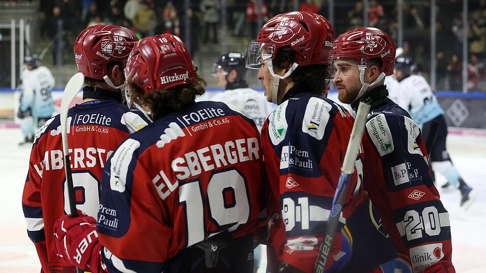 Deggendorfs Verteidiger Niklas Heinzinger (r.) hatte auch gegen Lindau Grund zum Jubeln - in den vergangenen fünf Spielen verbuchte er zwei Tore und vier Vorlagen. Am Wochenende soll die Serie des gebürtigen Tölzers ausgebaut werden.