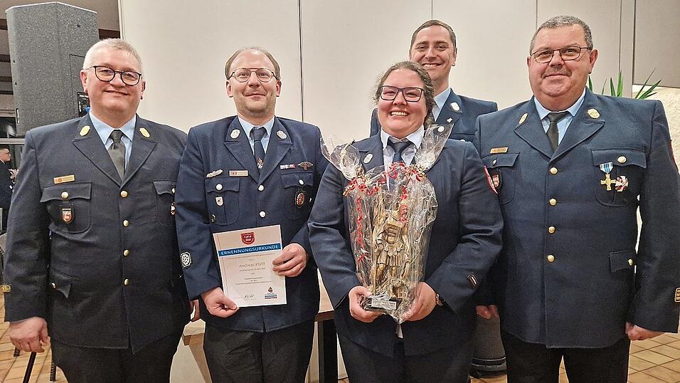 Die bisherige Inspektionsjugendwartin Barbara Bindl wird verabschiedet und Andreas Pfaffl mit einer Urkunde offiziell zu ihrem Nachfolger ernannt.