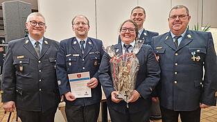 Die bisherige Inspektionsjugendwartin Barbara Bindl wird verabschiedet und Andreas Pfaffl mit einer Urkunde offiziell zu ihrem Nachfolger ernannt. Die bisherige Inspektionsjugendwartin Barbara Bindl wird verabschiedet und Andreas Pfaffl mit einer Urkunde offiziell zu ihrem Nachfolger ernannt.