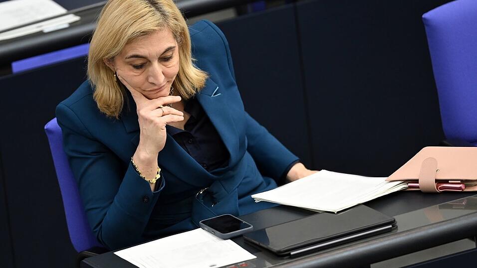 Ministerin Warken kündigte eine Anhebung des Fix-Honorars an. (Archivbild) Ministerin Warken kündigte eine Anhebung des Fix-Honorars an. (Archivbild)