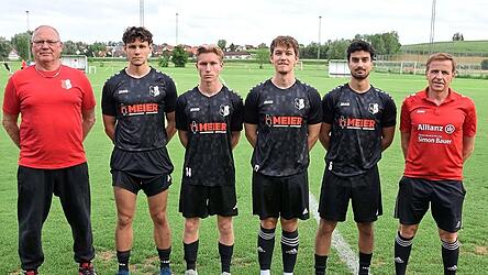 Torwarttrainer Dietmar Ewers (l.) und Co-Trainer Gerhard Kain (r.) mit den Neuzug&auml;ngen (v.l.): Veljko Pajkic, Tobias Weber, Lukas Mayrhofer und Hakim Hama Khalaf.