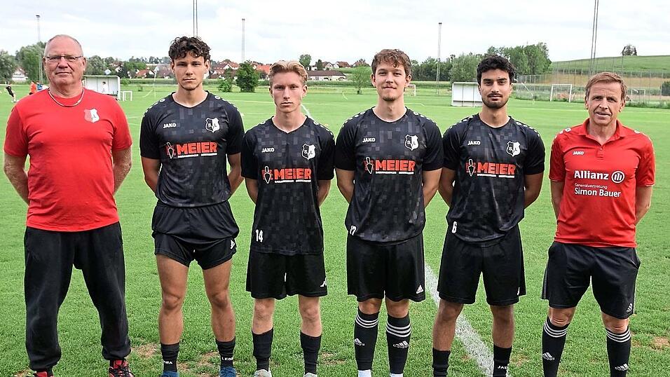 Torwarttrainer Dietmar Ewers (l.) und Co-Trainer Gerhard Kain (r.) mit den Neuzugängen (v.l.): Veljko Pajkic, Tobias Weber, Lukas Mayrhofer und Hakim Hama Khalaf. Torwarttrainer Dietmar Ewers (l.) und Co-Trainer Gerhard Kain (r.) mit den Neuzugängen (v.l.): Veljko Pajkic, Tobias Weber, Lukas Mayrhofer und Hakim Hama Khalaf.