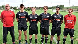 Torwarttrainer Dietmar Ewers (l.) und Co-Trainer Gerhard Kain (r.) mit den Neuzug&auml;ngen (v.l.): Veljko Pajkic, Tobias Weber, Lukas Mayrhofer und Hakim Hama Khalaf.