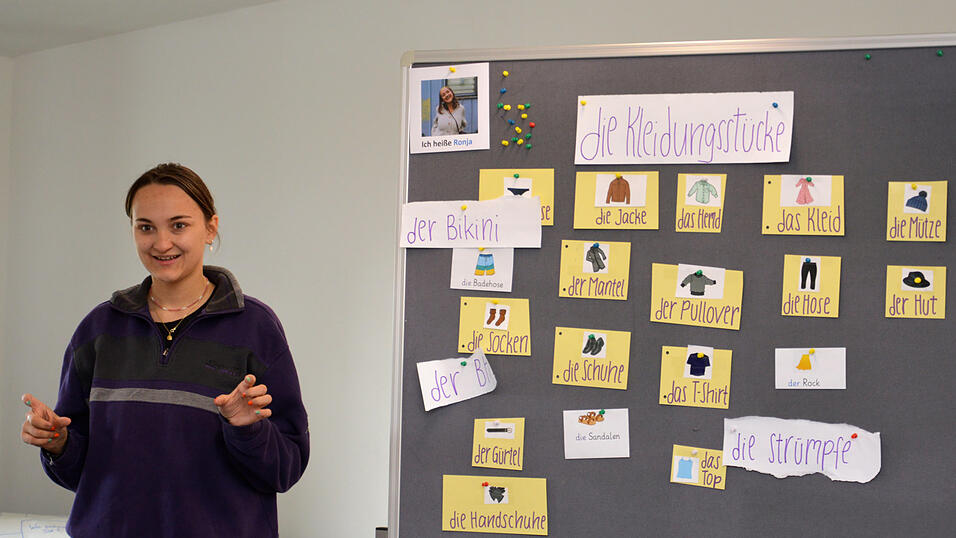 Ronja Baiker beim Durchgehen der deutschen Begriffe für Kleidungsstücke. Ronja Baiker beim Durchgehen der deutschen Begriffe für Kleidungsstücke.