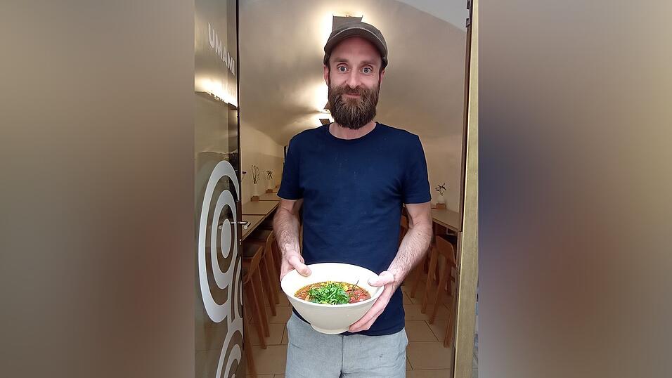 Simon Hanning zeigt seine Spezialität Ramen, eine japanische Nudelsuppe. In seinem Restaurant bietet er japanisch-bayerische Fusionsküche an. Simon Hanning zeigt seine Spezialität Ramen, eine japanische Nudelsuppe. In seinem Restaurant bietet er japanisch-bayerische Fusionsküche an.