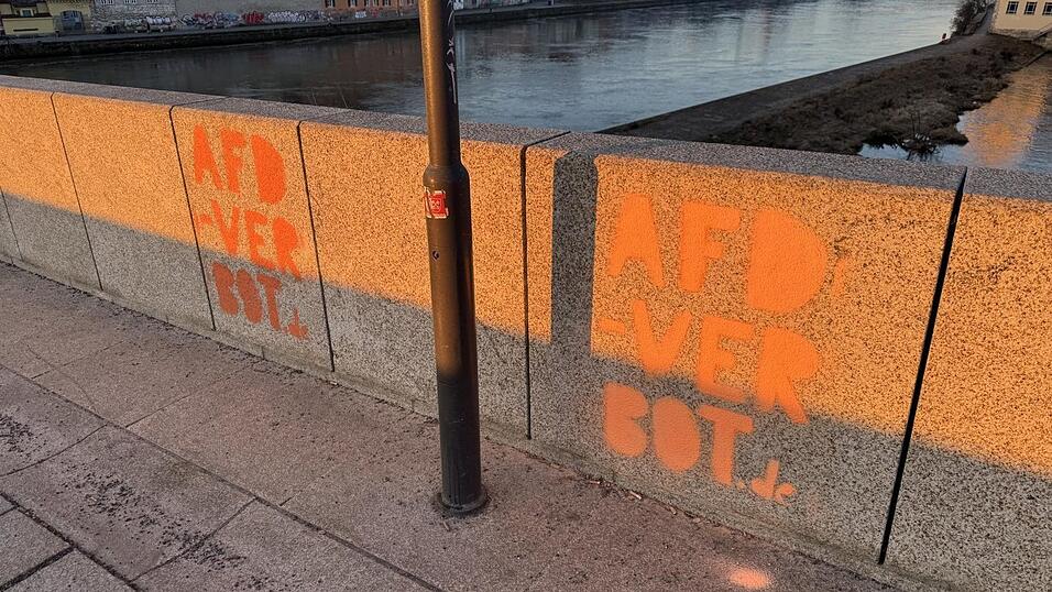 Die orangene Aufschrift prangte an der Steinernen Br&uuml;cke.