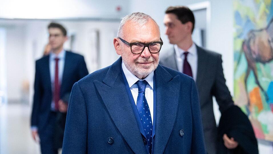 Der Ex-Kanzler war ein gut bezahlter Multifunktionär der Signa-Gruppe. Der Ex-Kanzler war ein gut bezahlter Multifunktionär der Signa-Gruppe.