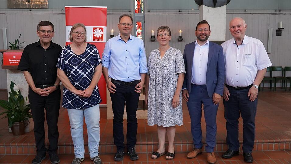 Stadtpfarrer August Lindmeier (v. l.), Silke Bols, Martin Hohenberger, Heike Aichner, Thomas Hieninger und Heinrich Trapp Stadtpfarrer August Lindmeier (v. l.), Silke Bols, Martin Hohenberger, Heike Aichner, Thomas Hieninger und Heinrich Trapp