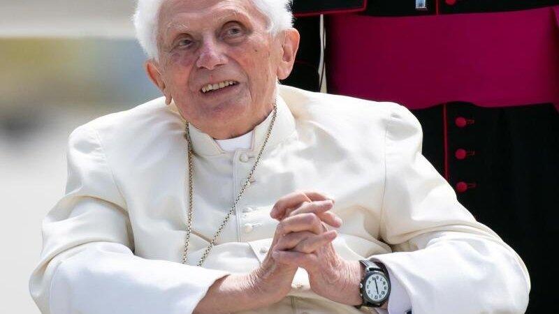Der frühere Papst lebt seit seinem Amtsverzicht im Februar 2013 in einem Kloster in den vatikanischen Gärten. Im vorigen Jahr starb sein Bruder Georg Ratzinger in Bayern. Der frühere Papst lebt seit seinem Amtsverzicht im Februar 2013 in einem Kloster in den vatikanischen Gärten. Im vorigen Jahr starb sein Bruder Georg Ratzinger in Bayern.
