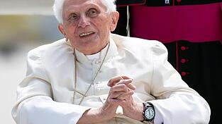 Der frühere Papst lebt seit seinem Amtsverzicht im Februar 2013 in einem Kloster in den vatikanischen Gärten. Im vorigen Jahr starb sein Bruder Georg Ratzinger in Bayern. Der frühere Papst lebt seit seinem Amtsverzicht im Februar 2013 in einem Kloster in den vatikanischen Gärten. Im vorigen Jahr starb sein Bruder Georg Ratzinger in Bayern.