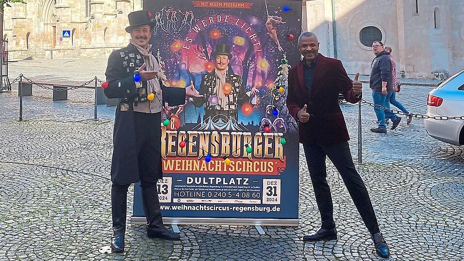 Der Schattenmann Sergi Buka (links) und Regisseur Rodrigue Funke präsentieren das Plakat des Regensburger Weihnachtscircus. Der Schattenmann Sergi Buka (links) und Regisseur Rodrigue Funke präsentieren das Plakat des Regensburger Weihnachtscircus.