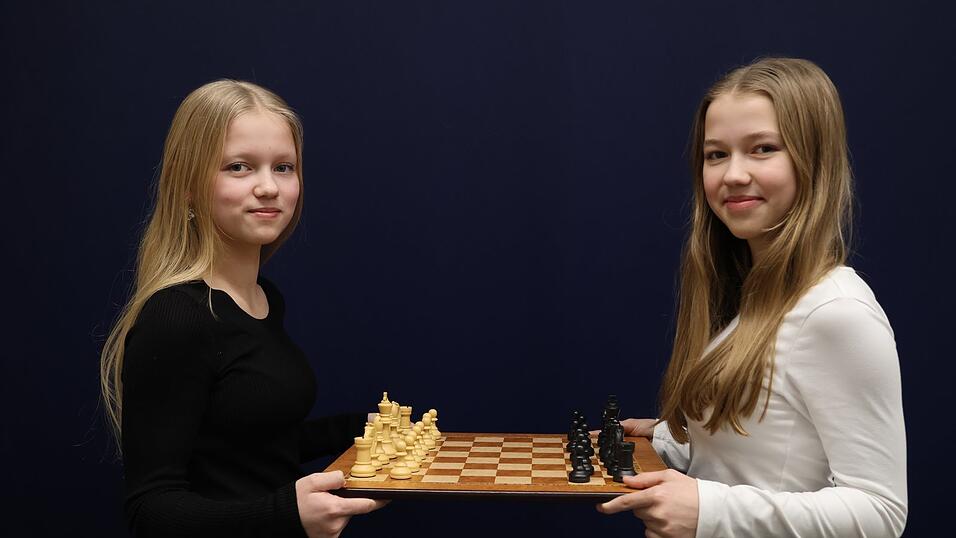 Julia (links) und ihre Schwester Ramona finden die Taktiken und Theorie hinter dem Spiel faszinierend.