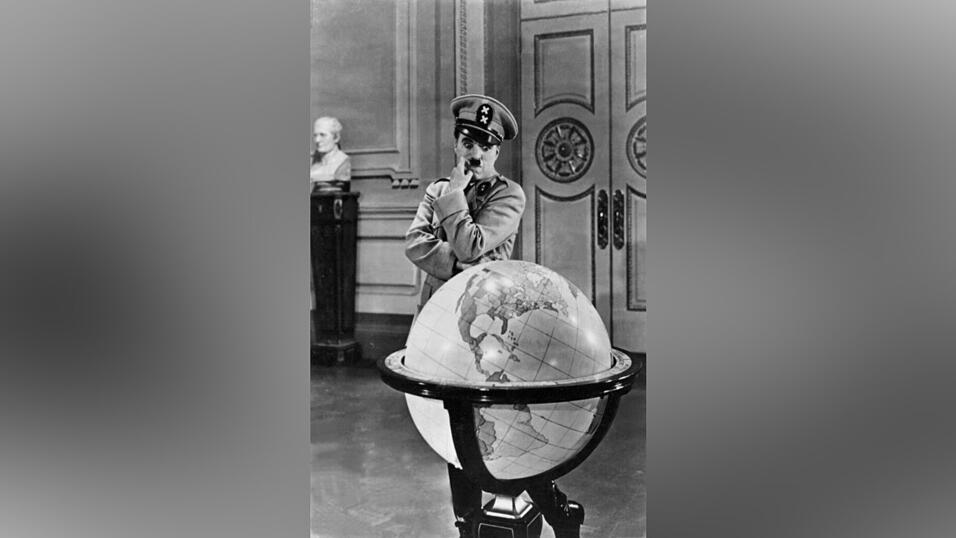Charlie Chaplin beäugt in der Rolle des Adenoid Hynkel in der Hitler-Persiflage «Der große Diktator» von 1940 mit irrem Blick eine Weltkugel. Die Szene, in der er mit dem Globus verspielt tanzt, ist mit Wagner-Musik unterlegt. (Archivbild)