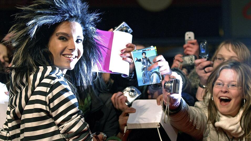 Bill Kaulitz 2007 in Berlin mit begeisterten Fans. Bill Kaulitz 2007 in Berlin mit begeisterten Fans.