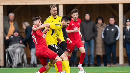 Die Simbacher (in gelb) konnten sich nur wenigen gute Chancen in Straubing erarbeiten.