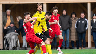 Die Simbacher (in gelb) konnten sich nur wenigen gute Chancen in Straubing erarbeiten.