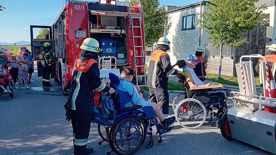 Schwierigkeiten bereitete die Querung der Schläuche mit Rollstühlen. Hier erhielten die Einsatzkräfte wichtige Erkenntnisse für die Zukunft. Schwierigkeiten bereitete die Querung der Schläuche mit Rollstühlen. Hier erhielten die Einsatzkräfte wichtige Erkenntnisse für die Zukunft.