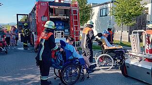 Schwierigkeiten bereitete die Querung der Schläuche mit Rollstühlen. Hier erhielten die Einsatzkräfte wichtige Erkenntnisse für die Zukunft. Schwierigkeiten bereitete die Querung der Schläuche mit Rollstühlen. Hier erhielten die Einsatzkräfte wichtige Erkenntnisse für die Zukunft.