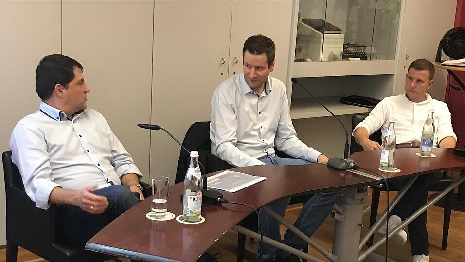 Moderator Simon Stadler (Mitte) im Gespr&auml;ch mit den beiden Windkraft-Experten Tobias Baierl (rechts) und Thomas Hartauer.