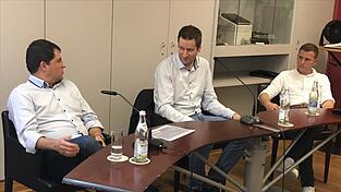 Moderator Simon Stadler (Mitte) im Gespr&auml;ch mit den beiden Windkraft-Experten Tobias Baierl (rechts) und Thomas Hartauer.