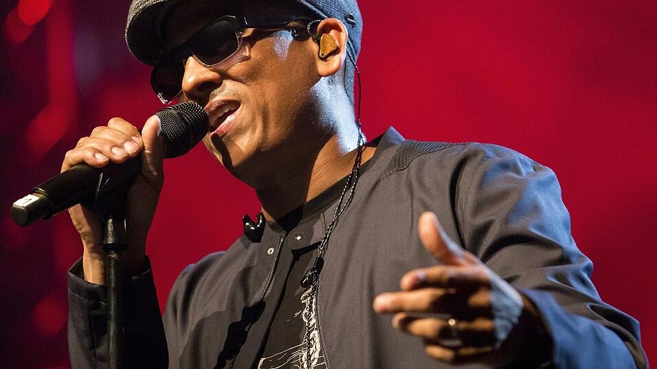 So ist Xavier Naidoo berühmt geworden: als Sänger. Seit Beginn der Corona-Krise fällt er aber vor allem durch abstruse Verschwörungstheorien auf. So ist Xavier Naidoo berühmt geworden: als Sänger. Seit Beginn der Corona-Krise fällt er aber vor allem durch abstruse Verschwörungstheorien auf.