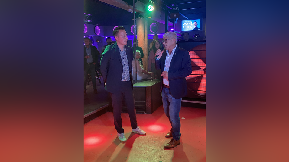 Abgeordneter Robert  Riedl und Landtagskandidat Julian Preidl unterhalten sich im UG1.