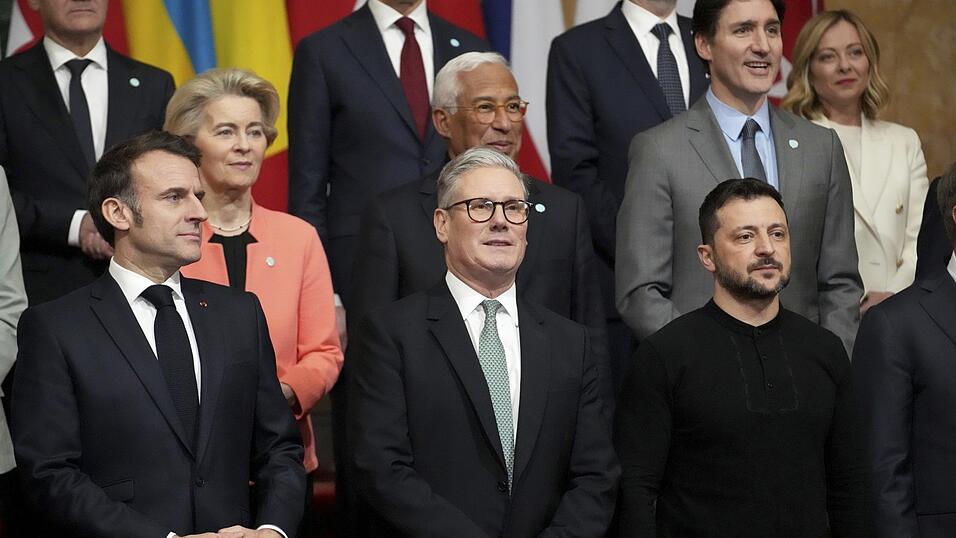 Die europäischen Staats- und Regierungschefs um den britschen Premier Keir Starmer (M.) geben sich demonstrativ solidarisch mit dem ukrainischen Präsidenten Wolodymyr Selenskyj (r.). Die europäischen Staats- und Regierungschefs um den britschen Premier Keir Starmer (M.) geben sich demonstrativ solidarisch mit dem ukrainischen Präsidenten Wolodymyr Selenskyj (r.).