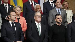 Die europäischen Staats- und Regierungschefs um den britschen Premier Keir Starmer (M.) geben sich demonstrativ solidarisch mit dem ukrainischen Präsidenten Wolodymyr Selenskyj (r.). Die europäischen Staats- und Regierungschefs um den britschen Premier Keir Starmer (M.) geben sich demonstrativ solidarisch mit dem ukrainischen Präsidenten Wolodymyr Selenskyj (r.).