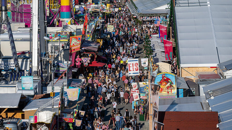 An einem langen Volksfest-Tag muss eine Stärkung zwischendrin unbedingt sein. Dafür gibt es auch heuer wieder viele Optionen. (Symbolbild)