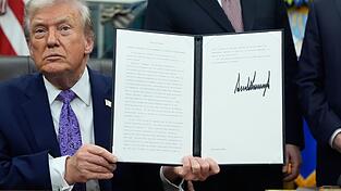 Donald Trump will KI-Gesetze einzelner Bundesstaaten eindämmen. (Archivbild)