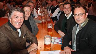 Besuch aus Berlin: MdB Tina Winklmann am Tisch mit Landrat Christian Schindler, B&uuml;rgermeister Martin Stoiber und IHK-Vizepr&auml;sident Dr. Alois Pl&ouml;&szlig;l.