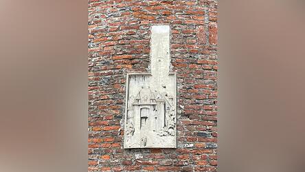 Am Rundturm des einstigen &bdquo;Hirschenwirts&ldquo; wurde vor 100 Jahren das Relief mit der Darstellung des M&uuml;nchner Tors angebracht.