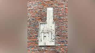 Am Rundturm des einstigen „Hirschenwirts“ wurde vor 100 Jahren das Relief mit der Darstellung des Münchner Tors angebracht. Am Rundturm des einstigen „Hirschenwirts“ wurde vor 100 Jahren das Relief mit der Darstellung des Münchner Tors angebracht.