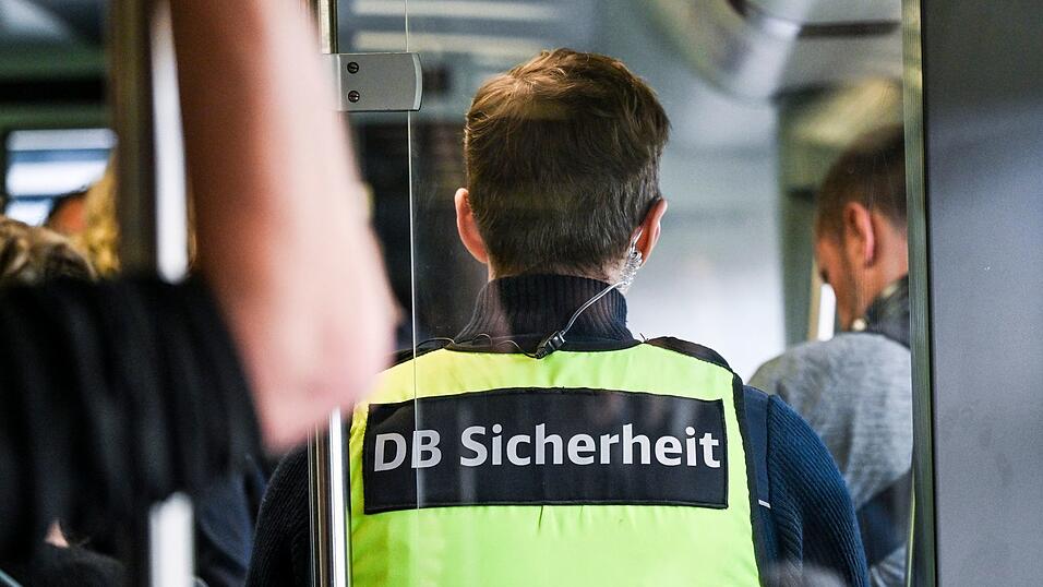Für viele Bahn-Beschäftigte gehört die Sorge vor Gewalt inzwischen zum Arbeitsalltag. (Symbolbild) Für viele Bahn-Beschäftigte gehört die Sorge vor Gewalt inzwischen zum Arbeitsalltag. (Symbolbild)