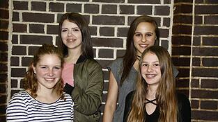 Sie tanzen und singen beim Musical 'Jekyll and Hyde' (im Uhrzeigersinn): Teresa M&uuml;hlbauer, Theresa Lukas, Anja Lichtl und Liezl Render. Am 31. M&auml;rz ist Premiere.